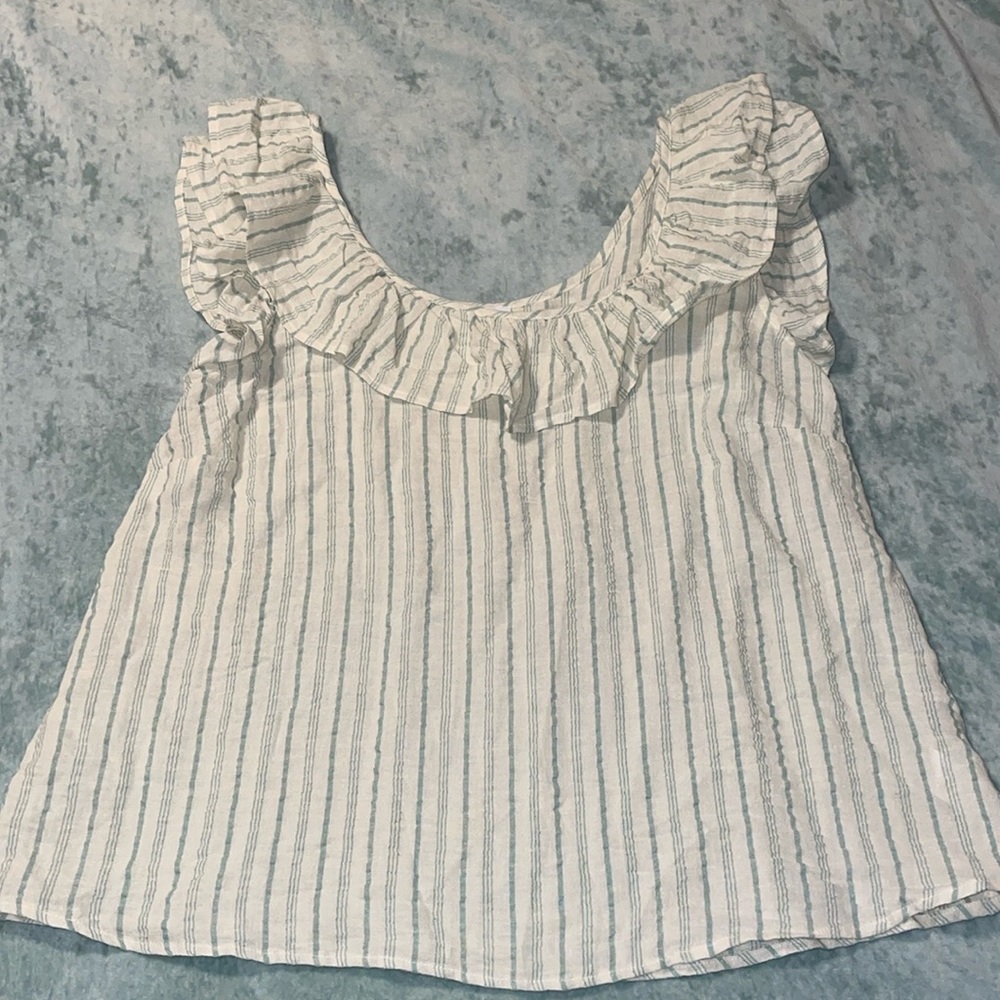 3/$10 NWOT flowy tank with ruffles
